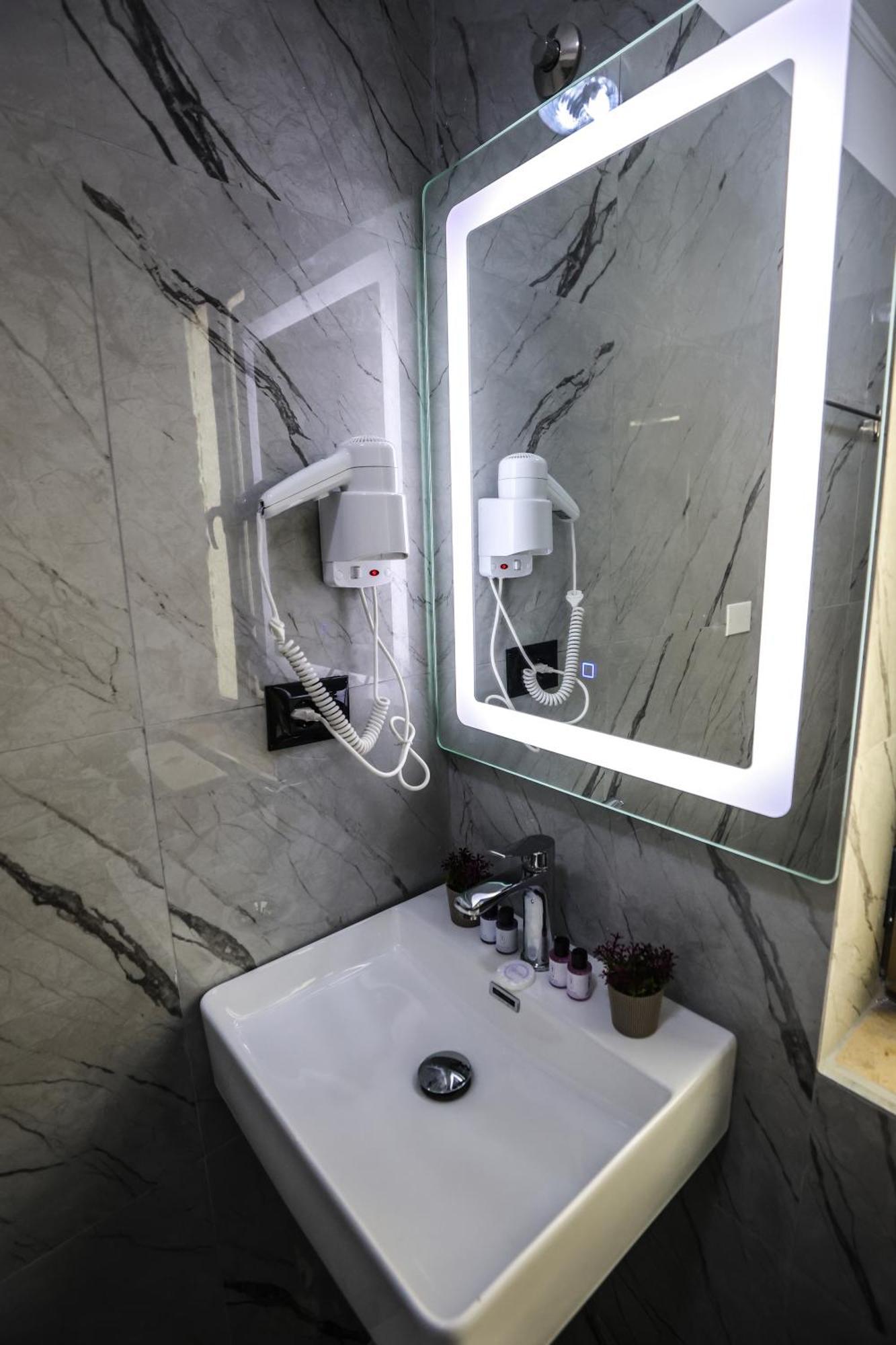 Vila Alizee Hotel Tirana Zewnętrze zdjęcie